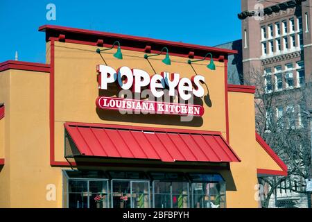 Chicago, Illinois, Stati Uniti. Un ristorante fast food Popeyes Chicken nel quartiere Lake View sul lato nord della città. Foto Stock