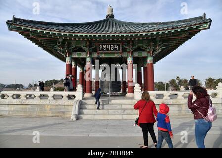 SAN PEDRO, CA/USA - 25 DICEMBRE 2018: La campana di amicizia coreana racchiusa nel suo padiglione o tempio ornato e artistico Foto Stock