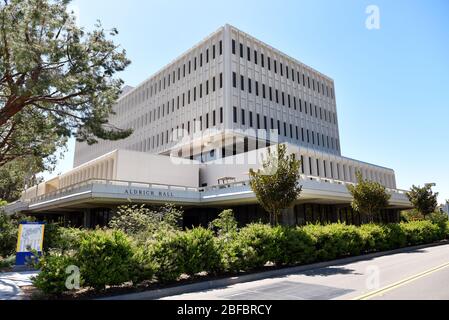 IRVINE, CALIFORNIA - 16 APRILE 2020: Aldrich Hall nel campus dell'Università della California Irvine, UCI. Foto Stock