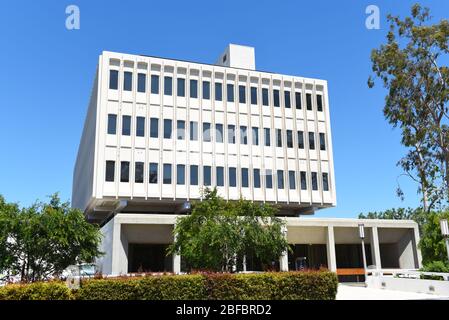 IRVINE, CALIFORNIA - 16 APRILE 2020: Aldrich Hall nel campus dell'Università della California Irvine, UCI. Foto Stock