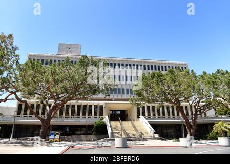 IRVINE, CALIFORNIA - 16 APRILE 2020: Aldrich Hall nel campus dell'Università della California Irvine, UCI. Foto Stock