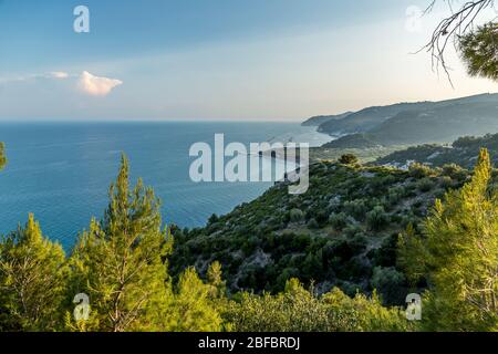 Il sole tramonta sulle colline al largo della costa della Penisola del Gargano in Puglia Foto Stock