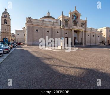 Manfredonia, città portuale mediterranea della Puglia. La Penisola del Gargano, parte del suo territorio, è il Parco Nazionale del Gargano Foto Stock