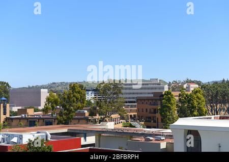 IRVINE, CALIFORNIA - 16 APRILE 2020: Edifici e tetti nel campus dell'Università della California Irvine, UCI. Foto Stock