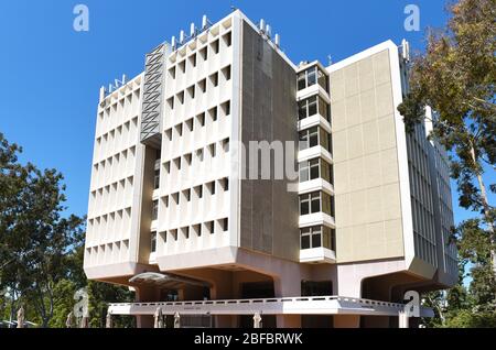 IRVINE, CALIFORNIA - 16 APRILE 2020: Torre di Ingegneria nel Campus dell'Università della California Irvine, UCI. Foto Stock