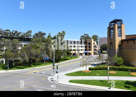 IRVINE, CALIFORNIA - 16 APRILE 2020: Centro studenti e garage parcheggio nel campus dell'Università della California Irvine, UCI. A Peltason Ovest e. Foto Stock