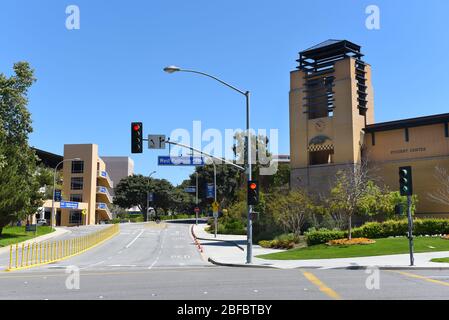 IRVINE, CALIFORNIA - 16 APRILE 2020: Parcheggio Garage e Centro studentesco nel campus dell'Università della California Irvine, UCI, a Peltason Ovest e. Foto Stock