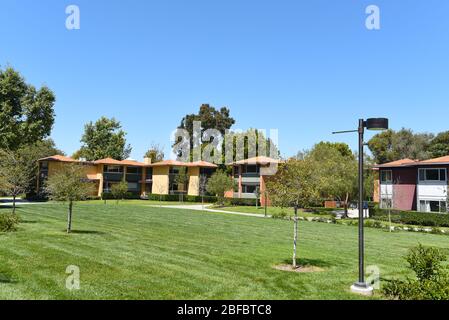 IRVINE, CALIFORNIA - 16 APRILE 2020: Alloggio per studenti nel campus dell'Università della California Irvine, UCI. Foto Stock