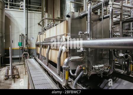 Macchine di filtrazione nella moderna linea di produzione della birreria Foto Stock