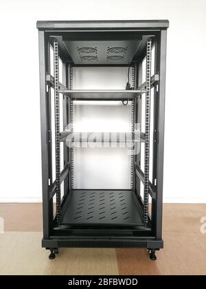 rack industriale da 19" (rack da 19") per apparecchiature o server di telecomunicazione Foto Stock