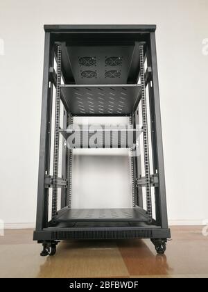 rack industriale da 19" (rack da 19") per apparecchiature o server di telecomunicazione Foto Stock