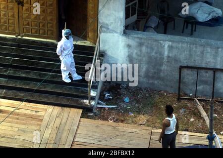 Kolkata, India. 17 Aprile 2020. Le persone sono viste all'interno di un centro di quarantena temporaneo durante l'arresto a livello nazionale imposto dal governo come misura preventiva contro il COVID-19. Al 17 aprile, lo stato del Bengala occidentale ha segnalato 255 casi positivi del COVID-19, di cui 194 casi attivi, 10 morti e 51 recuperi secondo quanto stabilito dal Ministero della Salute e della Famiglia Welfare, Governo dell'India. (Foto di Dipa Chakraborty/Paciic Press) Credit: Pacific Press Agency/Alamy Live News Foto Stock