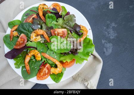 Gamberi alla griglia, verdure ed insalata di erbe su un piatto Foto Stock