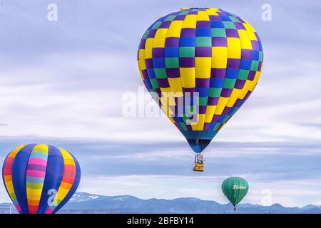 Palloncini ad aria calda multipli al decollo in al Foto Stock