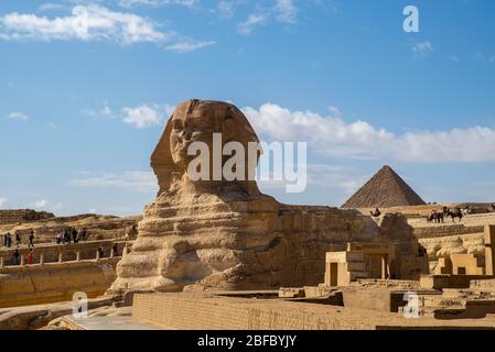 Vista della Grande Sfinge con la Piramide di Menkaure sullo sfondo al complesso della Piramide di Giza, Giza, Egitto. Foto Stock