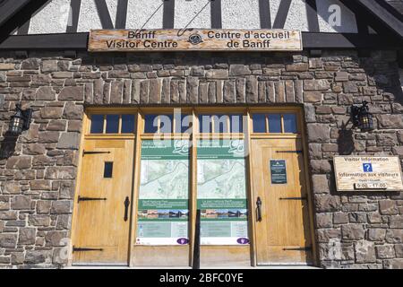 Banff Visitor Center Building porta d'ingresso sulla Main Street. Parks Canada strutture chiuse e accesso ai veicoli a causa della COVID-19 Coronavirus Pandemic Foto Stock