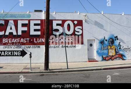 Los Angeles, California, USA 17 aprile 2020 una visione generale di atmosfera Kobe Bryant Mural il 17 aprile 2020 a Los Angeles, California, USA. Foto di Barry King/Alamy Stock Foto Foto Stock