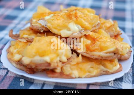 piatto di costolette di pollo, ananas e formaggio. Foto Stock