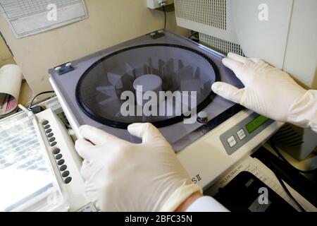 Centrifuga utilizzata per separare i campioni di sangue. Durante la centrifugazione, la centrifuga è in grado di separare i gruppi di particelle in base alla loro densità. Foto Stock