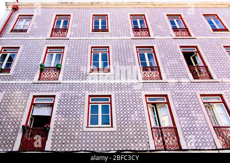Edificio con piastrelle rosse e bianche con finestre rosse a Lisbona Alfama Foto Stock
