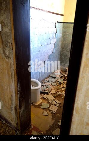 Resti del bagno di una casa nella stazione ferroviaria di Caipe, Tolar Grande. Salta, Argentina Foto Stock