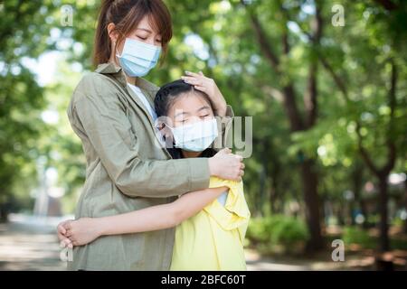 la madre e il bambino indossano la maschera facciale durante il coronavirus e l'influenza Foto Stock