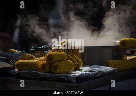 Cibo di strada mais con fumo sullo sfondo Foto Stock