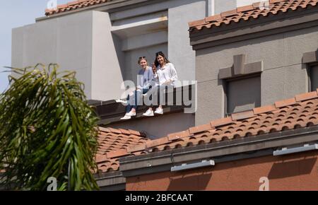 Huntington Beach, California, Stati Uniti. 17 Aprile 2020. Oltre 100 persone si sono mobilitati pacifici sulla Main Street a Huntington Beach chiedendo la loro città e paese di riaprire a causa di Covid-19 Venerdì 17 aprile 2020. Credit: Kevin WARN/ZUMA Wire/Alamy Live News Foto Stock