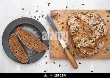 Pane fatto in casa con farro di soda su sfondo bianco Foto Stock