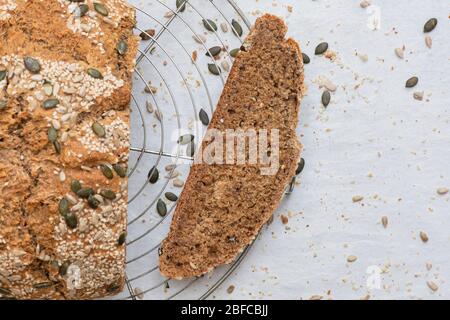 Pane fatto in casa con farro di soda su sfondo bianco Foto Stock