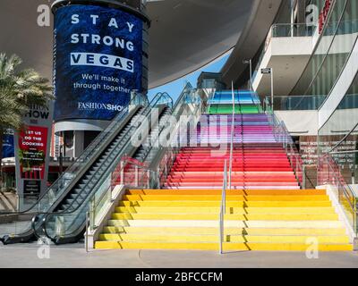 11 aprile 2020, Las Vegas, Nevada, USA, gradini deserati di colore arcobaleno, chiudi la scala mobile e rimani forte al Fashion Show Mall a causa di Covid- Foto Stock