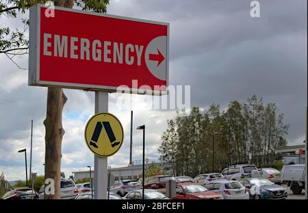 Cartello del reparto di emergenza e pedone in direzione di ingresso Foto Stock