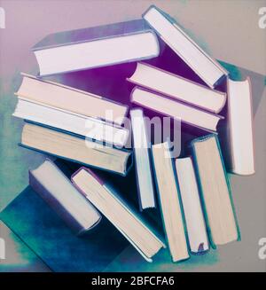 Pile di libri hardback elaborati con texture colorate per un look creativo. Foto Stock