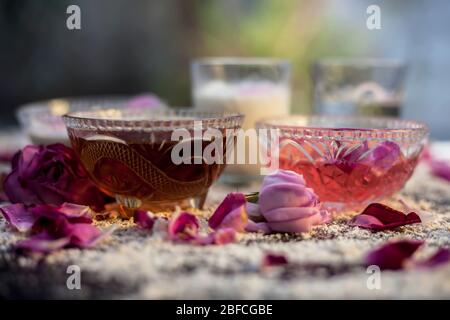 Maschera viso farina di grano per pelli grasse su tavola nera composta da acqua di rosa, latte, farina di grano e miele crudo per pelli grasse. Scatto di tutti Foto Stock