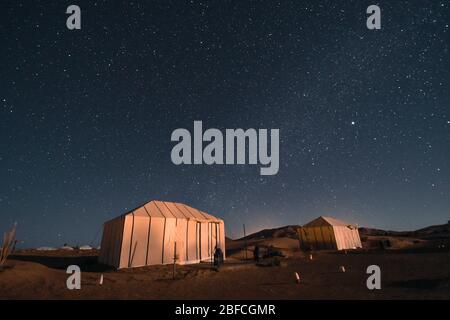 Tende sotto una notte stellata nel deserto del Sahara Foto Stock