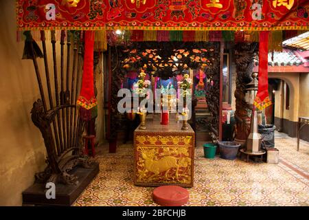 PATTANI, THAILANDIA - Agosto 16 : statua della dea del Dio Buddha e decorazione di Leng Chu Kiang o Chao Mae Lim Ko Niao Santuario cinese per la gente visita a. Foto Stock