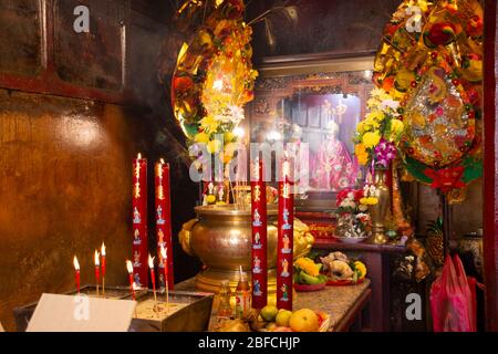 PATTANI, THAILANDIA - Agosto 16 : statua della dea del Dio Buddha e decorazione di Leng Chu Kiang o Chao Mae Lim Ko Niao Santuario cinese per la gente visita a. Foto Stock