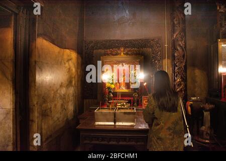 PATTANI, THAILANDIA - Agosto 16 : statua della dea del Dio Buddha e decorazione di Leng Chu Kiang o Chao Mae Lim Ko Niao Santuario cinese per la gente visita a. Foto Stock