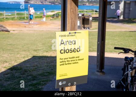 Sydney, Australia. Sabato 18 Aprile 2020. La spiaggia di Mona vale, sulle spiagge settentrionali di Sydney, è una delle spiagge della città che rimane aperta, ma i residenti possono accedere alla spiaggia solo per fare esercizio fisico. Le aree picnic e barbecue sulla spiaggia sono chiuse a causa della pandemia COVID-19..Credit Martin Berry/Alamy Live News Foto Stock