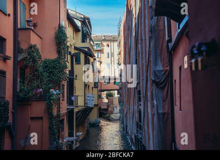 Il cosiddetto punto Finestrella in via Piella a Bologna, capitale e città più grande della regione Emilia Romagna del Nord Italia Foto Stock