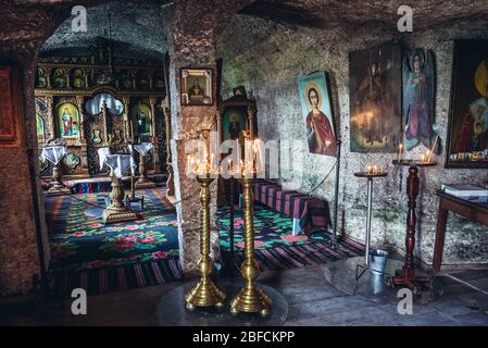 Grotta cappella del monastero in Orheiul Vechi - antico Orhei complesso storico e archeologico situato a Trebujeni sul fiume Raut, Moldavia Foto Stock