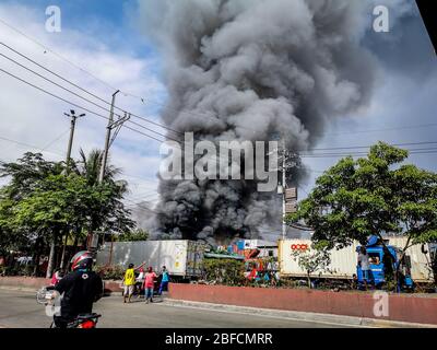 Distretto della capitale, Filippine. 18 Aprile 2020. (Nota per gli editor:immagine scattata dal dispositivo mobile). Il fuoco ha attraversato "Happyland", un'area di baraccopoli a Manila sabato 105, zona 9, Distretto 1 e si è diffuso rapidamente, spingendo il Bureau of Fire Protection a sollevare l'allarme della Task Force Alpha o di livello intermedio. (Foto di Rick Mupas/Pacific Press) Credit: Pacific Press Agency/Alamy Live News Foto Stock