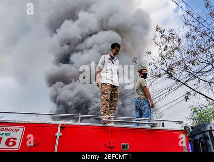 Distretto della capitale, Filippine. 18 Aprile 2020. (Nota per gli editor:immagine scattata dal dispositivo mobile). Il fuoco ha attraversato "Happyland", un'area di baraccopoli a Manila sabato 105, zona 9, Distretto 1 e si è diffuso rapidamente, spingendo il Bureau of Fire Protection a sollevare l'allarme della Task Force Alpha o di livello intermedio. (Foto di Rick Mupas/Pacific Press) Credit: Pacific Press Agency/Alamy Live News Foto Stock