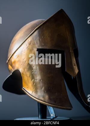 Isolato singolo primo piano Spartan Warrior casco in metallo 300 Foto Stock