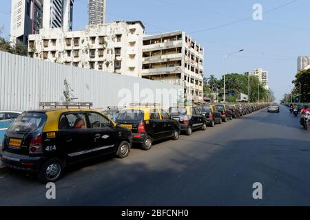 Strade deserte e traffico minimo al ponte di Tardeo a Mumbai a causa del blocco pandemico di Covid 19. Negozi chiusi e pochissime persone si spostano. Foto Stock