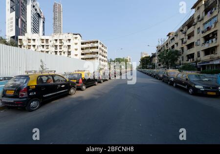 Strade deserte e traffico minimo al ponte di Tardeo a Mumbai a causa del blocco pandemico di Covid 19. Negozi chiusi e pochissime persone si spostano. Foto Stock