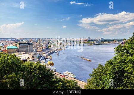 Il panorama sulle Kiev, vista dalla collina della città verso il fiume Dniepr bank e il centro cittadino. Foto Stock