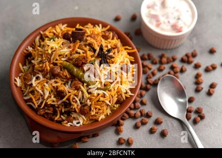 Ceci vegetariani indiani Biryani con Raita Foto Stock