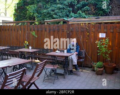 Praga, Repubblica Ceca. 17 Aprile 2020. Un uomo senza tetto riposa nel giardino dell'ostello 'Tobys' a Praga, la Repubblica Ceca, 17 aprile 2020. L'ostello sta aiutando le persone senza tetto con alloggio, cura e pasti nella pandemia COVID-19. Credit: Dana Kesnerova/Xinhua/Alamy Live News Foto Stock