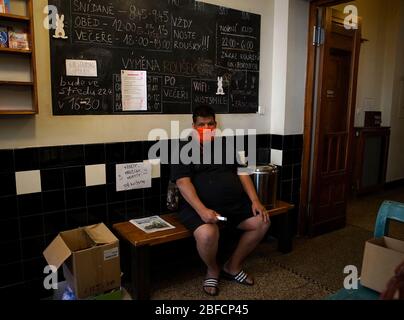 Praga, Repubblica Ceca. 17 Aprile 2020. Un uomo senza casa riposa alla reception dell'ostello 'Tobys' a Praga, nella Repubblica Ceca, 17 aprile 2020. L'ostello sta aiutando le persone senza tetto con alloggio, cura e pasti nella pandemia COVID-19. Credit: Dana Kesnerova/Xinhua/Alamy Live News Foto Stock